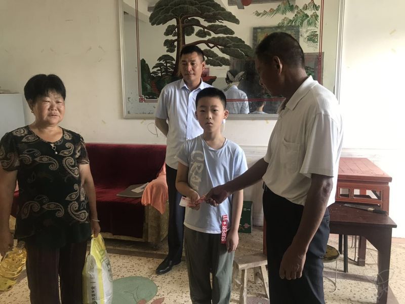 六支居委会党支部组织党员走访慰问留守儿童