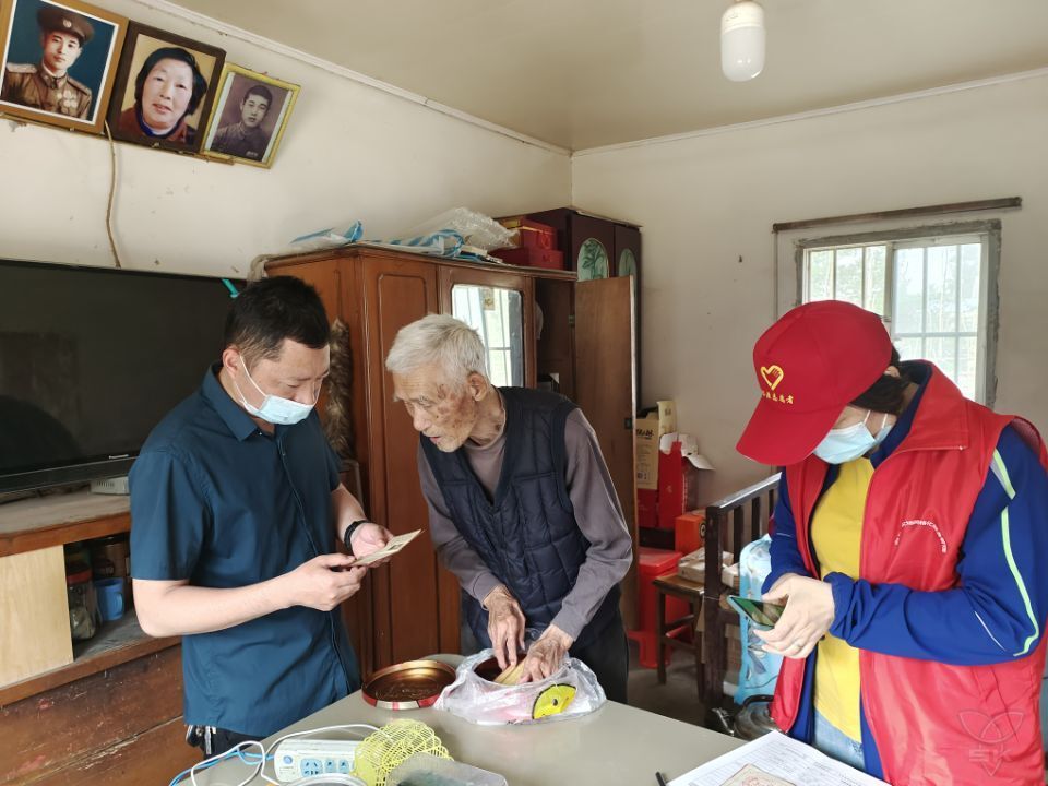 裕源居委会上门办理优待证受好评