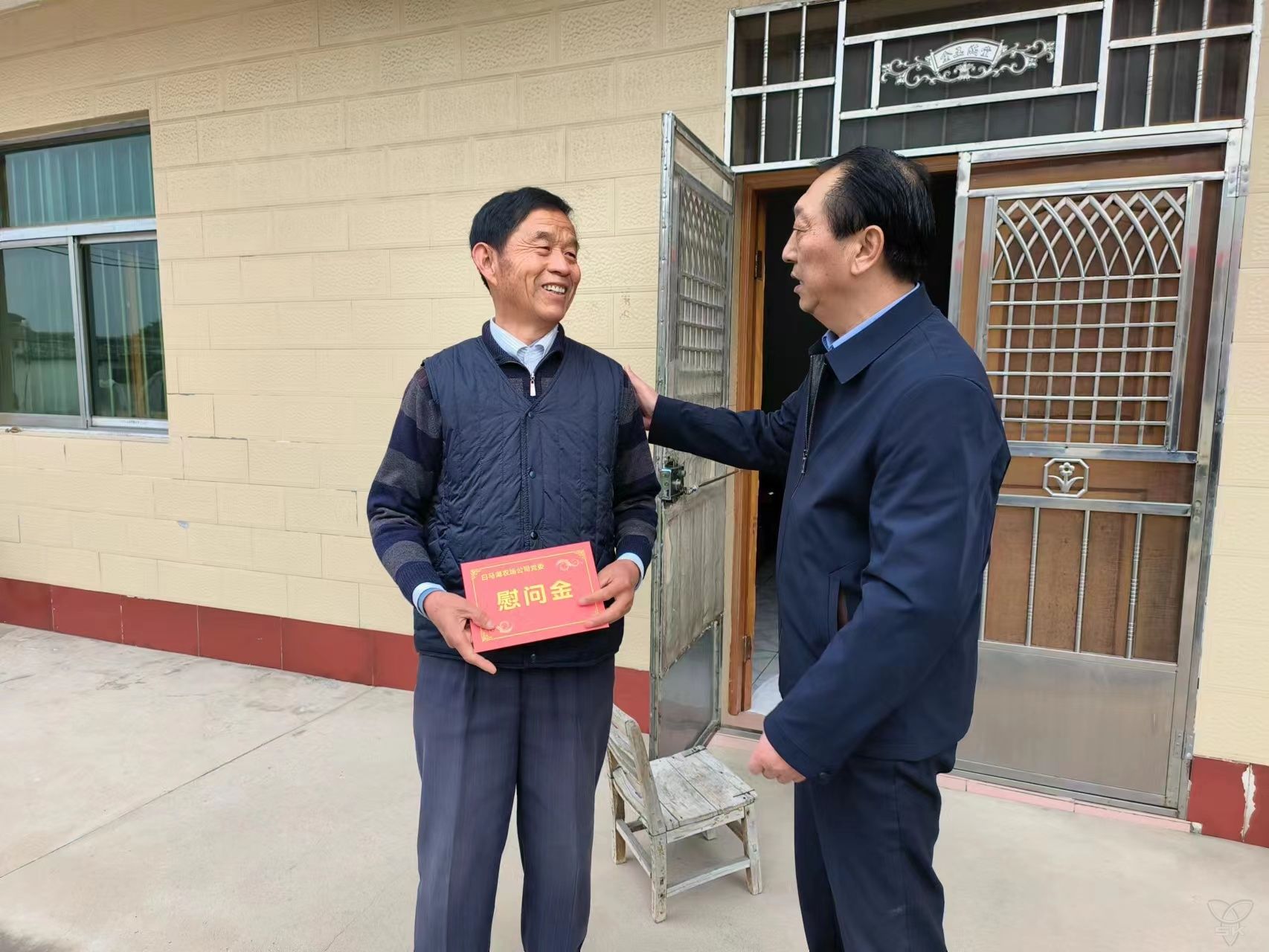 韩树明走访慰问部分困难党员群众