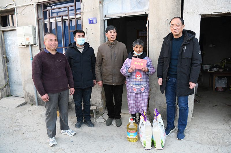 农场公司关工委老促会走访慰问困难家庭