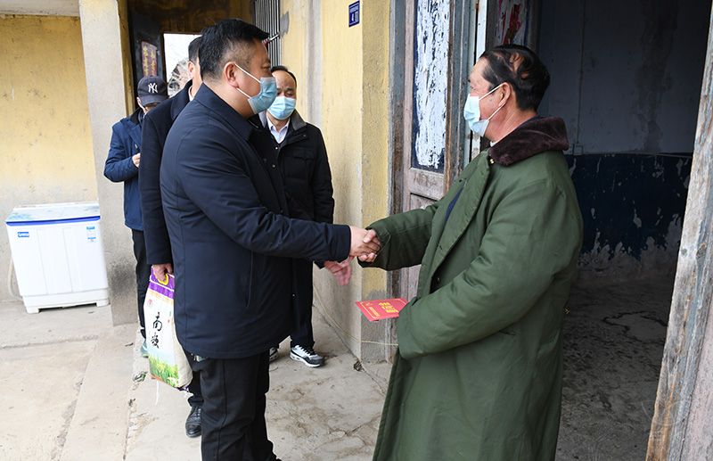 邵正林走访慰问部分困难党员和群众