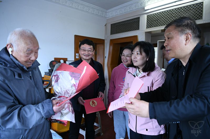 集团和农场公司看望慰问百岁离休干部