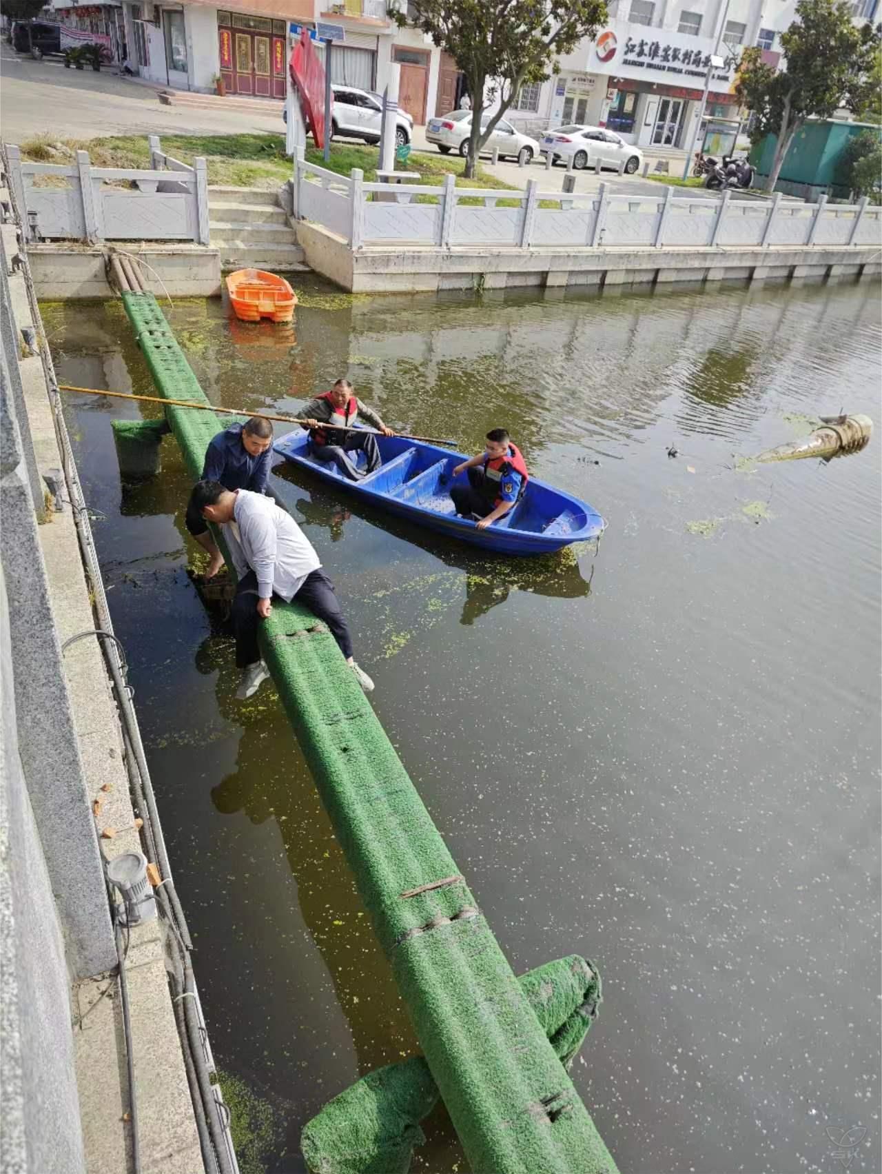 城管队及时检修一处污水管道