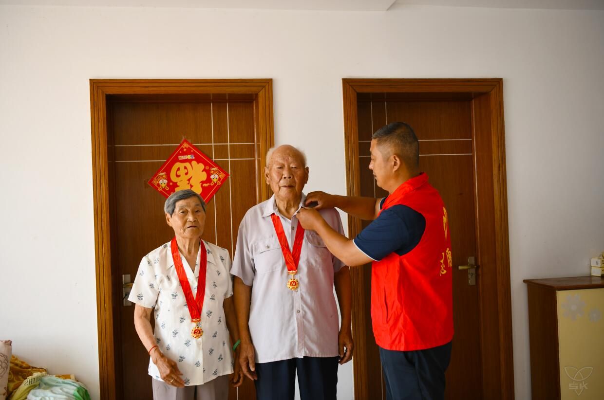 八旬伉俪，党龄相加103年！