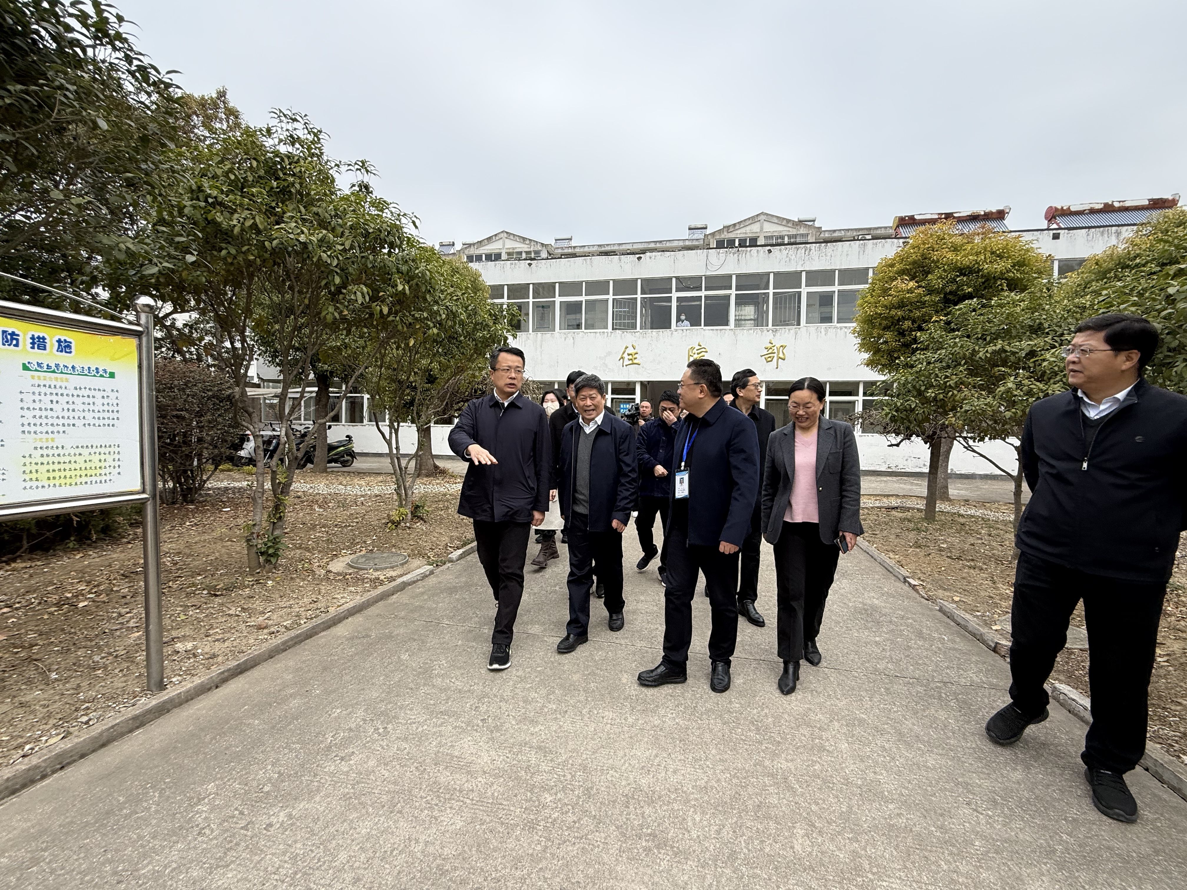 淮安区区长邓萌来白马湖调研基层医疗卫生工作